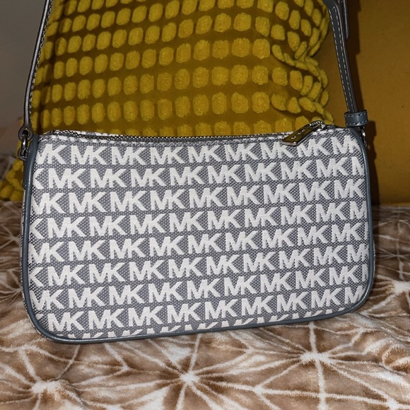 Michael Kors Pouchette NWOT - Picture 8 of 17